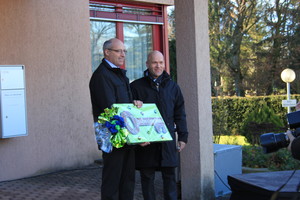 Gemeindepräsident Niklaus Röthlisberger und STI-Direktor Thomas Wegmann bei der Schlüsselübergabe.